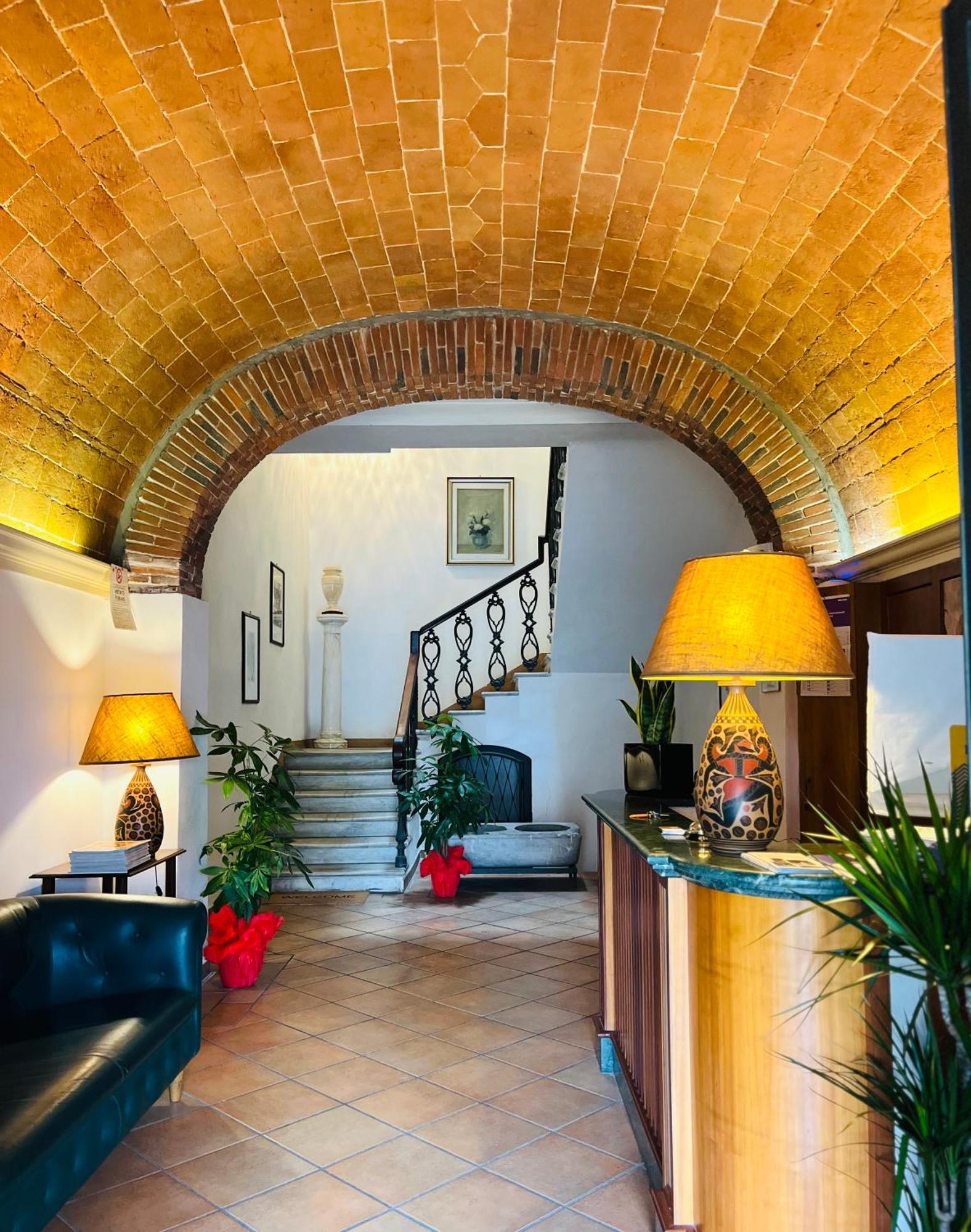 פיאטרה סנטה Residence Internazionale מראה חיצוני תמונה